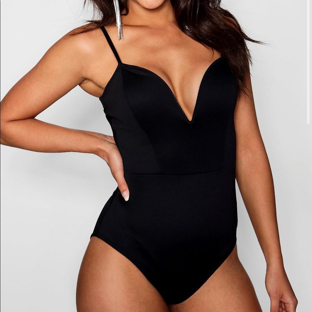 Boohoo plunging bodysuit size 2 NWT